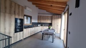 a kitchen with wooden cabinets and a table with flowers on it at Cal Rocamartí, Turisme Rural - Montant de Tost, Pirineu in Montant