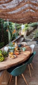 ein Holztisch mit Obst und Gemüse darauf in der Unterkunft Casa de basalto in Caniço