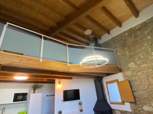 a glass ceiling in a kitchen with a stone wall at Dúplex les Coromines in San Pedro Sallavinera +17 photos