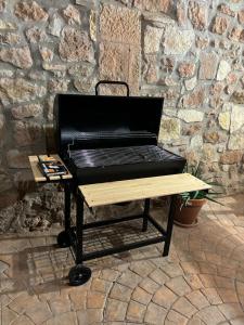 a black laptop computer sitting on a picnic table at Dúplex les Coromines in San Pedro Sallavinera