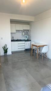 a kitchen and dining room with a table and chairs at Brickell 6SIX in Tigre