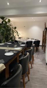 a row of tables and chairs in a room at Auberge aux 1000 saveurs in Malay-le-Petit +37 photos