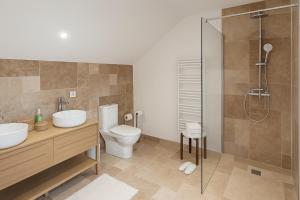 a bathroom with a toilet and a shower at Gîte des Templiers in Couches +13 photos