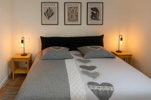 a bedroom with a bed with two lamps on it at Gîte des Templiers in Couches