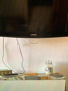 a television sitting on top of a table with a jar at A casa di Giulia in Filettino