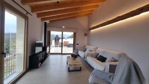 a living room with a couch and a tv at Cal Rocamartí, Turisme Rural - Montant de Tost, Pirineu in Montant
