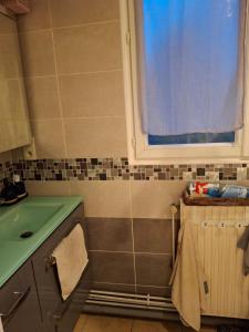 ein Badezimmer mit Waschbecken und Fenster in der Unterkunft Caro in Eu