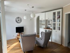 a living room with a table and chairs and a television at Gemütliche Wohnung in Baldham bei München in Vaterstetten