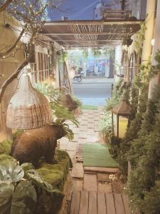 a garden with a walkway with a lamp and plants at Dazzlday in Seoul
