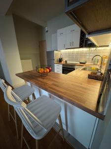 a kitchen with a counter with a bowl of fruit on it at Comfortable Family Apartment P3 in Larisa