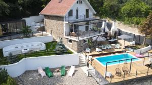 an aerial view of a house with a swimming pool at Vila na Vrhu in Rakovac