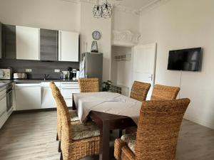 a kitchen with a table and chairs in a kitchen at Das MONTI - Superior in Stendal