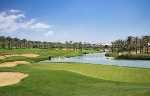 The Westin Cairo Golf Resort & Spa, Katameya Dunes tesisinin dışında bir bahçe