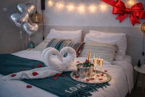 a bed with two swans made to look like hearts at Casa Mahana spa in Saugnacq-et-Muret