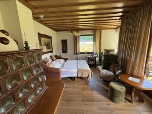 a bedroom with a bed and a living room at Ferienhaus Sonnhügel - Stissen in Faak am See