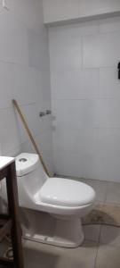 a bathroom with a white toilet in a room at Palmeras II in Vicente López