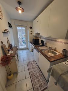 a kitchen with a sink and a counter top at T3 spacieux hyper-centre - Familles & Pros - Genève à 5 min in Saint-Julien-en-Genevois