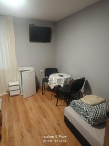 a room with a bed and a table and chairs at Noclegi Spoko in Mąchocice
