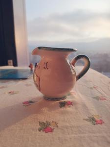 a brown vase sitting on top of a table at X1 Chambre appartement T3 cohabitation partie commune et salon in Chambéry