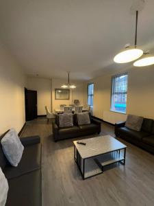a living room with couches and a coffee table at Smithdown Hideaways in Liverpool