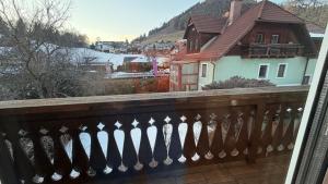 a balcony with a view of a snow covered town at Ferienwohnung Roseggersiedlung in Murau