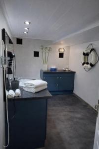 a bathroom with a sink and a counter with towels at L'industriel - meublé de tourisme 4 étoiles in Fécamp +13 photos