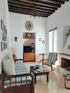 a living room with a couch and a clock on the wall at Casa Centrale in Apollonia