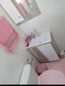 an overhead view of a bathroom with a sink and a toilet at Casa Rosa in Frederico Westphalen +3 photos