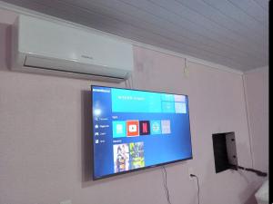 a flat screen tv hanging on a wall at Casa Rosa in Frederico Westphalen