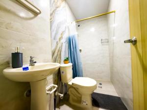 a bathroom with a sink and a toilet and a shower at Coral del mar in Tolú