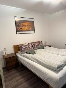 a bedroom with a bed and a picture on the wall at Saunallinen iso omakotitalo in Kotka