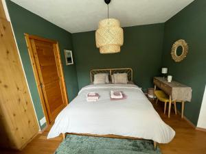 ein Schlafzimmer mit einem Bett, auf dem zwei Handtücher liegen in der Unterkunft Mes petits nids in Champex