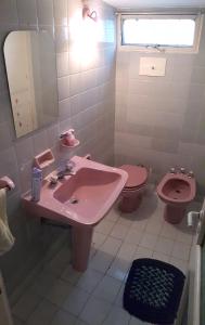 Ένα μπάνιο στο Hospedaje 12 +26 φωτογραφίες