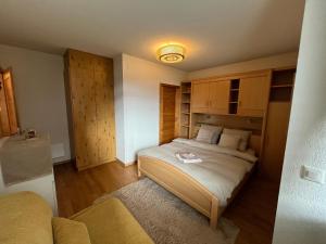 a small bedroom with a bed in a room at Appartement 01 Résidence Le Grand Combin à Champex in Champex