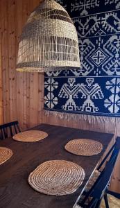a room with a table with chairs and a chandelier at Hytte nær Ål in Liagardane
