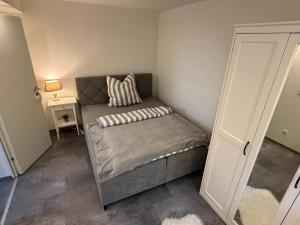 a small room with a bed in the corner at Ferienwohnung Meister in Mayen