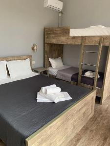 a room with two bunk beds with towels on the bed at Cottages Ureki in Ureki