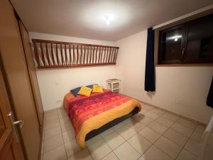 a bedroom with a bed with yellow pillows on it at Appartement Cosy in Wolfersdorf