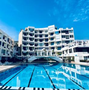 a large swimming pool in front of a building at Gondola Marine Resort in Ḩālāt