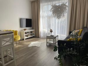 a living room with a couch and a tv at the house in Poprad