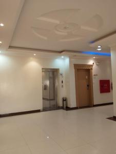 an empty room with a hallway with two doors and a ceiling at درر مسك للشقق المخدومة in Hail