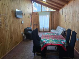 a dining room with a table and chairs in a room at Casa Quinta El Tabo in El Tabo