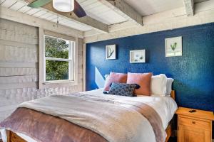a bedroom with a large bed with blue walls at Hillside Haven in Kodak