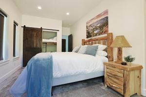 a bedroom with a bed and a lamp on a night stand at Silverview Lodge in Brighton