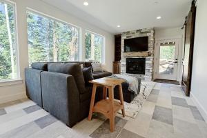 a living room with a couch and a fireplace at Silverview Lodge in Brighton