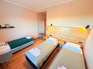 a room with three beds in a room at MONTEZERA Butikowe Ekspedycje Sauna i Widok in Piechowice