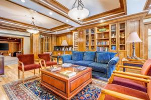 ein Wohnzimmer mit einem blauen Sofa und Stühlen in der Unterkunft Powder Stash in Solitude