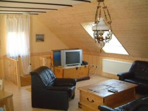 a living room with a tv on a wooden table at Zur alten Schmiede in Oederquart
