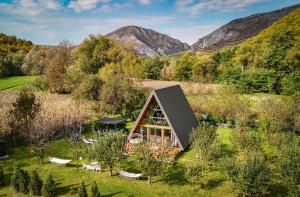 an overhead view of a small house in a garden at Cabana A-frame D&J in Mada