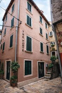 a building with a sign on the side of it at Tre Porte Rooms & Bar in Rovinj